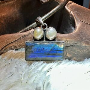 Elegant Labradorite Stone and Pearl Pendant necklace set in silver